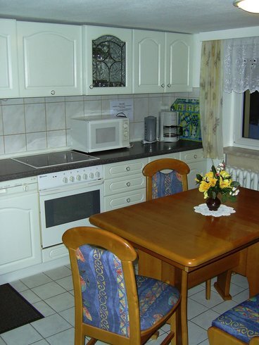 Bild 3 Komplett eingerichtete Küche mit Essecke