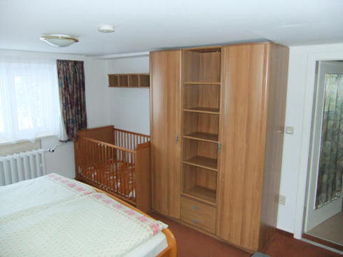 Bild 5 Schlafzimmer mit zusätzlicher Aufbettung und Kinderbett