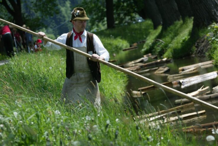 Bild 1 Das Flößerhandwerk: Am 9. und 11. Mai 2024 wird diese Tradition im vogtländischen Muldenberg gefeiert.