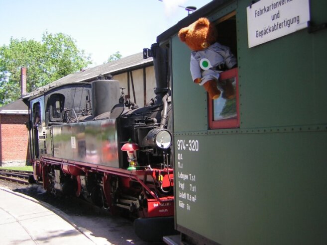 Bild 2 Zu den Teddybärfahrten haben alle Teddys gemeinsam mit ihren Kindern freie Fahrt in den Zügen.